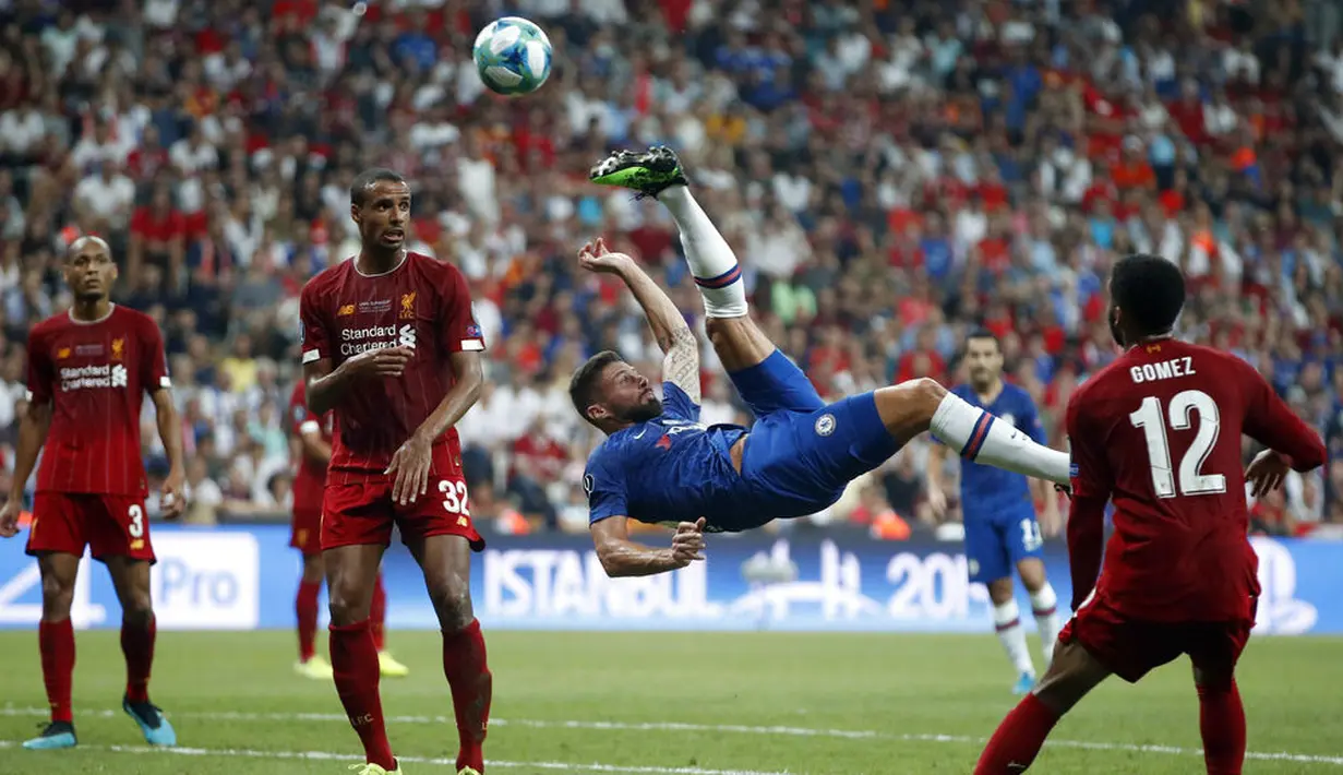 Striker Chelsea, Olivier Giroud, melakukan tendangan salto ke gawang Liverpool pada laga Piala Super Eropa 2019 di Stadion Vodafone Park, Istanbul, Rabu (4/8). Liverpool mengalahkan Chelsea lewat adu penalti dengan skor 5-4. (AP/Thanassis Stavrakis)