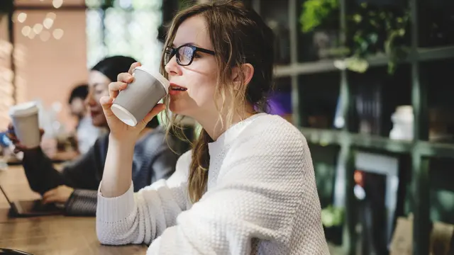 wanita november tenang sibuk
