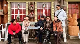 Krisdayanti menikmati liburan keluarga di Zurich, Swiss, bersama suami dan kedua anaknya, Amora dan Kellen. Liburan ini semakin meriah karena mereka juga bertemu dengan kedua anak sambungnya, Dillah Daesslow dan Noor Athalia, sehingga suasana menjadi lebih seru dengan kehadiran keempat anak yang berkumpul. (Liputan6.com/IG/@krisdayantilemos)