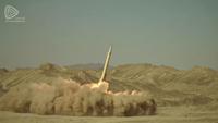 Rudal Khaibar-buster diluncurkan dari lokasi yang dirahasiakan di Iran, 10 Februari 2022. Iran meluncurkan rudal baru dengan jangkauan yang akan memungkinkannya mencapai pangkalan AS di wilayah tersebut serta target di dalam musuh bebuyutannya, Israel. (IMA Media via AP)