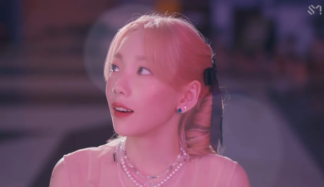 Konsep yang merona bahagia terasa natural dibawakan Taeyeon di comeback kali ini. Fans merasa Taeyeon menikmati penampilannya di MV ini, dengan senyum dan koreografi yang riang. (YouTube SMTOWN)