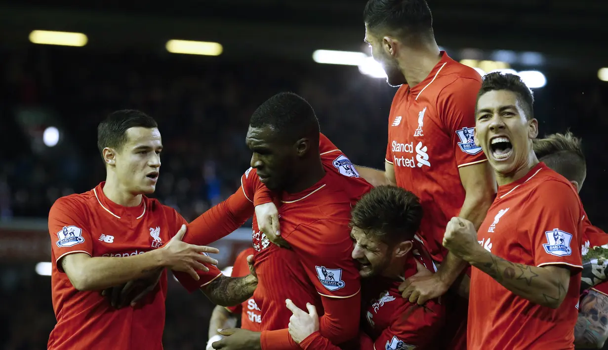 Christian Benteke (2 kiri) merayakan gol bersama para pemain Liverpool pada lanjutan liga Premier Inggris di Stadion  Anfield, Liverpool, Sabtu (26/12/2015). Liverpool menang 1-0. (AFP Photo/Lindsey Parnaby)