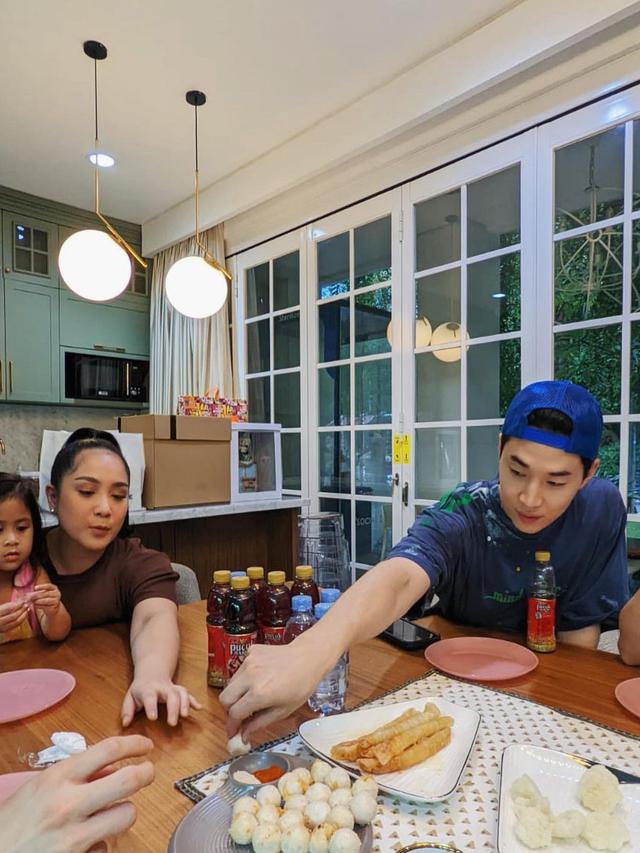 7 Potret Henry Lau Main ke Rumah Raffi Ahmad dan Nagita Slavina, Temukan Makanan Favorit