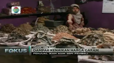 Akibat langka dan mahalnya harga garam, dagangan ikan asin di sejumlah daerah kini sepi pembeli.