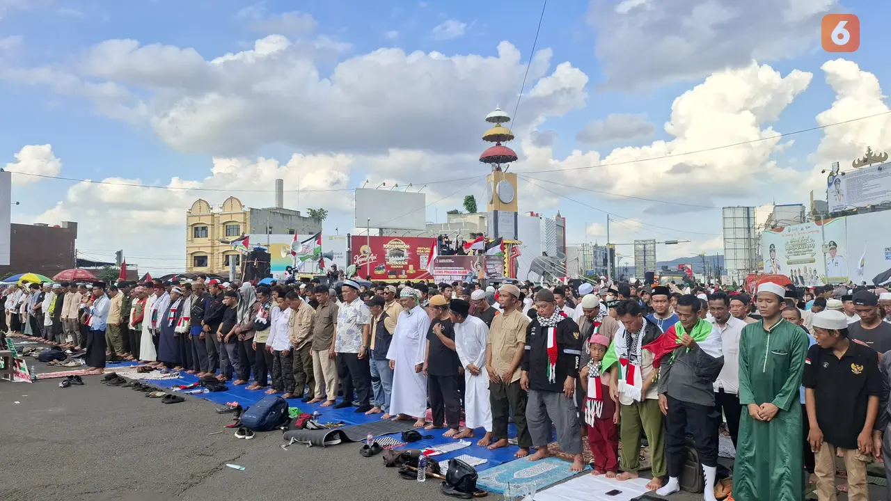 Seribuan massa Aksi Damai Bela Palestina Jilid 3 di Tugu Adipura, Bandar Lampung. Foto : (Liputan6.com/Ardi).