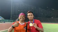 Dapur Redaksi Bola.com, Jurnalis Bola.com, Zulfirdaus Harahap berfoto bersama bintang timnas Indonesia U-22, Osvaldo Haay usai menjadi juara Piala AFF U-22 2019 di Kamboja. (Bola.com/Zulfirdaus Harahap))