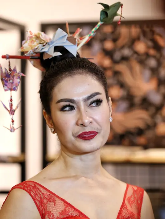 Penyanyi 45 tahun itu juga takjub perkembangan dangdut di negeri tetangga. Seperti Singapura dan Malaysia, musik khas Indonesia itu mulai banyak terdengar. Bahkan istri dari Satrio Dewandono itu mulai banyak yang mengenali. (Deki Prayoga/Bintang.com)