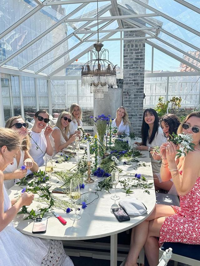 7 Potret Seru Raline Shah Rayakan Festival Midsommar di Swedia Ini Tampil Menawan