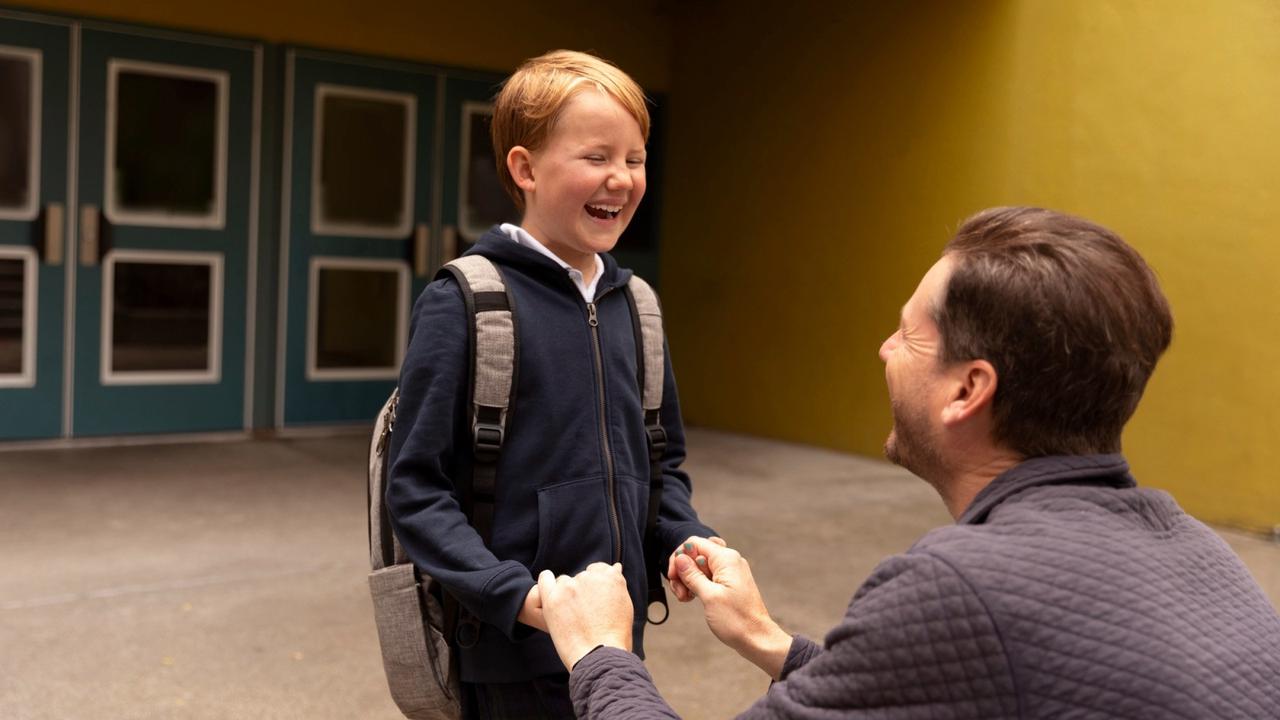 Ilustrasi orang tua mengantar anak ke sekolah