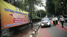 Petugas memasang pembatas jalan saat ujicoba rekayasa lalu-lintas di Jalan Tugu Proklamasi, Jakarta, Senin (23/5/2016). Rekayasa dilakukan mengingat banyak pelanggaran lalu lintas seperti lawan arus. (Liputan6.com/Faizal Fanani)
