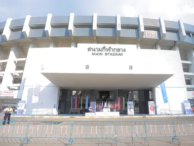 Tampak depan Stadion 700th Anniversary Stadium pada Senin (8/12/2025). (Bola.com/Bagaskara Lazuardi)