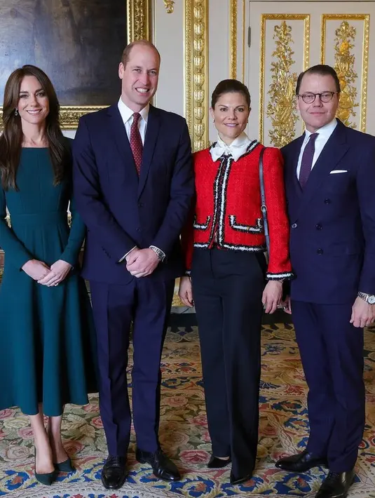 .Menyambut kehadiran Princess Sweden, Kate tampil mengenakan dress hijau emerald lengan panjang yang serasi dengan heelsnya. Rambut coklatnya dibiarkan terurai [@princeandprincessofwales]