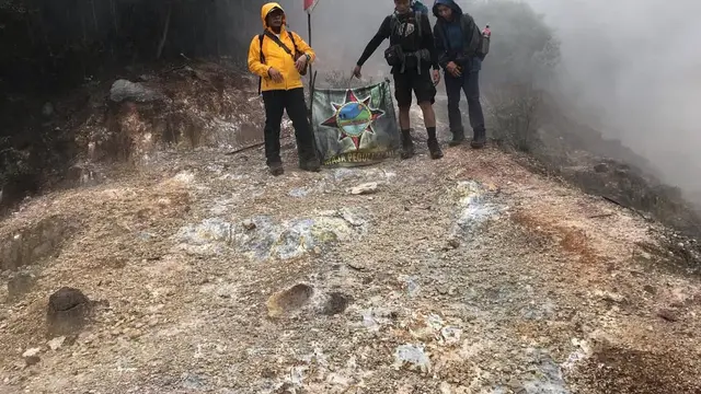 Pendaki di Gunung Sibualbuali
