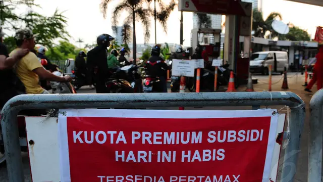 BBM Bersubsidi Langka, Warga Antre di SPBU