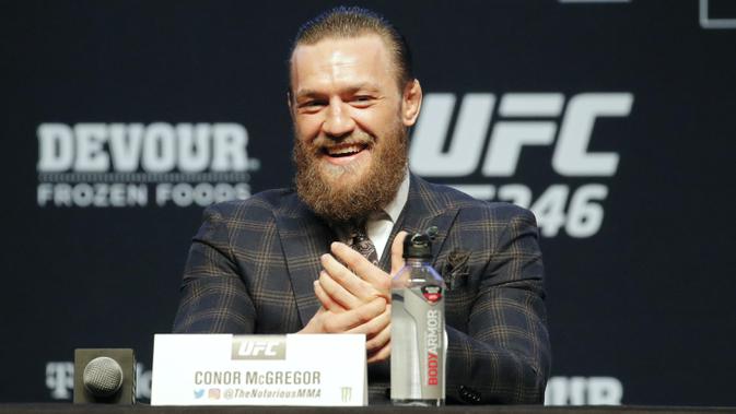 Conor McGregor tersenyum saat konferensi pers untuk pertarungan seni bela diri campuran UFC 246 melawan Donald 