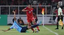 Bek Persija, M Rezaldi Hehanusa (tengah) berebut bola dengan pemain Johor Darul Takzim, M Syafiq Ahmad pada lanjutan penyisihan Grup H Piala Asia 2018 di Stadion GBK, Jakarta, Selasa (10/4). Persija menang telak 4-0. (Liputan6.com/Helmi Fithriansyah)