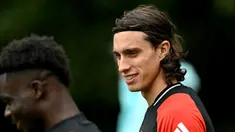 Pemain Arsenal, Riccardo Calafiori mengikuti latihan bersama timnya menjelang laga lanjutan Liga Champions melawan PSG di Arsenal Training Centre, Hertfordshire, Inggris, Selasa (01/10/2024). (AFP/Glyn Kirk)