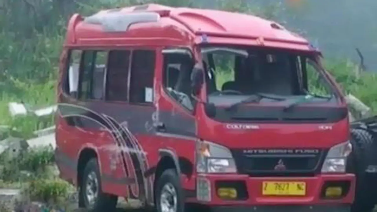 VIDEO: Minibus Rombongan Pengantin Terbalik di Tol Purbaleunyi