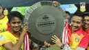 Pemain Bhayangkara FC, Evan Dimas (kanan) bersama Ilham Udin Armaiyn mengangkat piala Liga 1 Indonesia usai melawan Persija di Stadion Patriot Candrabhaga, Bekasi, Minggu (12/11). (Liputan6.com/Helmi Fithriansyah)