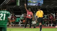 Pelatih Bhayangkara Surabaya United, Ibnu Grahan pada lanjutan Torabika Soccer Championship 2016 di Stadion Delta Sidoarjo, Sabtu (11/6/2016). (Bola.com/Nicklas Hanoatubun)