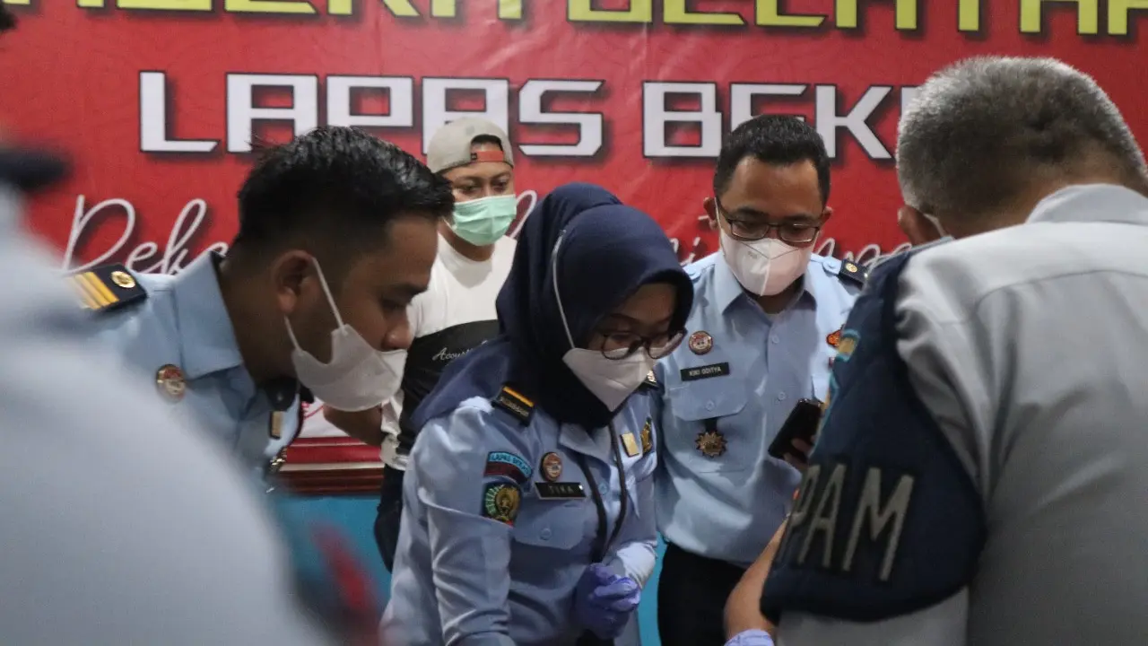 Pegawai Lapas Kelas IIA Bekasi menjalani tes urine