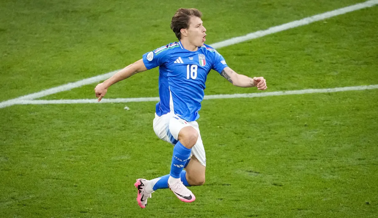 Pemain Italia, Nicolo Barella, melakukan selebrasi setelah mencetak gol ke gawang Albania dalam laga perdana Grup B Euro 2024 di Stadion Signal Iduna Park, Dortmund, Minggu (16/6/2024). (AP/Andreea Alexandru)