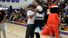 Mantan pemain NBA, Allen Iverson (kiri), kembali beraksi di lapangan basket, namun bukan sebagai pemain. (Bola.com/Christopher Tanuwidjaja)
