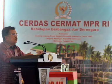 Wapres Jusuf Kalla menghadiri acara final 'Cerdas Cermat MPR RI' tahun 2014 di Gedung MPR Senayan, Jakarta, Senin (10/11/2014). (Liputan6.com/Andrian M Tunay)