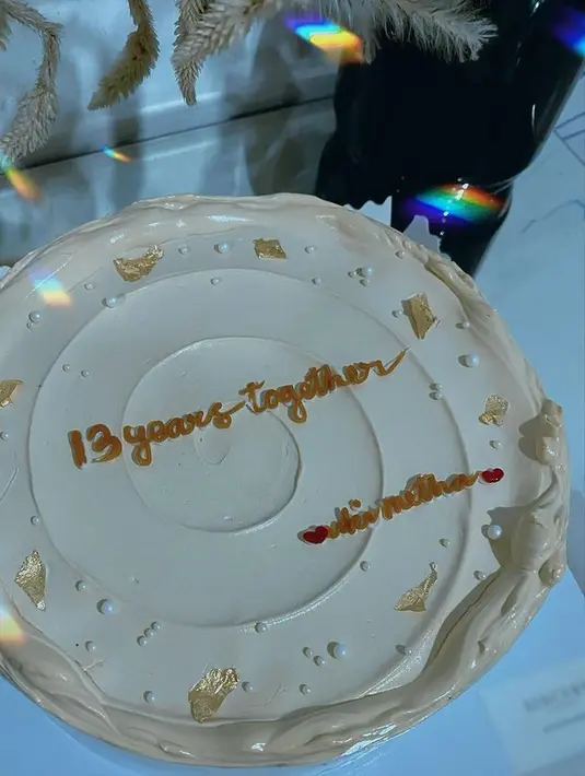 Dalam unggahannya, Metha merasa bersyukur atas pejalanan cinta mereka yang saling menjaga satu sama lain. (Foto: Instagram/methayuna)