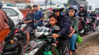 Kendati tampak lelah menggunakan sepeda motor, alat transportasi yang satu ini masih menjadi pilihan sejumlah pemudik untuk pulang ke kampung halaman. (Liputan6.com/Angga Yuniar)