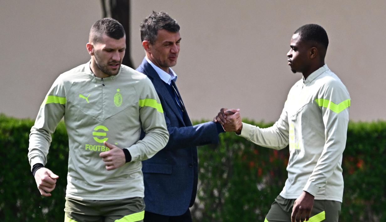 Direktur Teknik AC Milan, Paolo Maldini menyapa Pierre Kalulu (kanan) saat memantau langsung latihan jelang pertandingan leg pertama perempat final Liga Champions 2022/2023 antara AC Milan melawan Napoli yang berlangsung di Milanello training center, Carnago, Milan, Selasa (11/4/2023). (AFP/Gabriel Bouys)