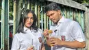 Pasalnya, dalam unggahan di akun Instagram, keduanta tampil kompak menggunakan seragam SD. Tak sampai disitu saja, Fuji dan Thariq juga terlihat begitu santai memakan jajanan SD yang ada di pinggir jalan. (Liputan6.com/IG/@fuji_an)