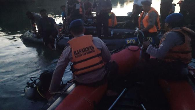 Tim SAR Gabungan saat melakukan pencarian korban pesawat latih cessa 172 yang jatuh di sungai cimanuk Indramayu. Foto (Istimewa)