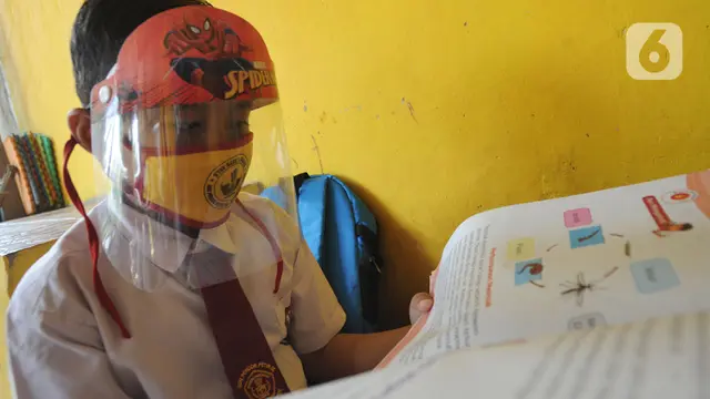 Terkendala Online, Siswa SD Belajar Tatap Muka di Teras Rumah