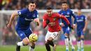 Gelandang Manchester United, Jesse Lingard, beradu cepat dengan bek Everton, Michael Keane, pada laga Premier League di Stadion Old Trafford, Manchester, Minggu (15/12). Kedua klub bermain imbang 1-1. (AFP/Oli Scarff)