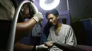 Ekspresi Fuad Ahmadi saat tato ditangannya ditembakan laser untuk dihapus di sebuah klinik di Tangerang (9/8). Program hapus tato ini sengaja dibuat untuk mereka yang ingin “berhijrah” dan ingin kembali lebih baik. (AP Photo/Achmad Ibrahim)