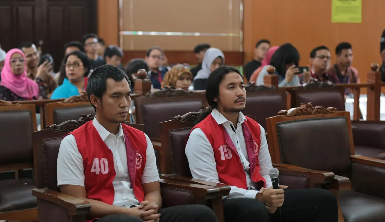 Majelis hakim membacakan putusannya. Ello dan Diego divonis sembilan bulan penjara di potong masa tahanan. Vonis itu lebih rendah dari tuntutan Jaksa Penuntut Umum satu tahun penjara. (Adrian Putra/Bintang.com)