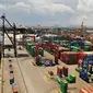  Suasana bongkar muat terminal peti kemas PT Nusantara Pelabuhan Handal ( NPH ) di pelabuhan tanjung priok, Jakarta, Selasa (7/2). Terminal tersebut dapat menampung  kapasitas 600 ribu TEUS pertahun. (Liputan6.com/Angga Yuniar)