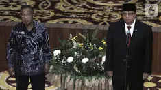 Darmin Nasution (kiri) bersama Airlangga Hartarto menghadiri acara serah terima jabatan (Sertijab) Menteri Koordinator Bidang Perekonomian di Kemenko Perekonomian, Jakarta, Rabu (23/10/2019). Airlangga secara resmi menggantikan Darmin Nasution sebagai Menko Perekonomian. (merdeka.com/Iqbal Nugroho)