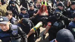 Polisi Ukraina menahan aktivis perempuan Femen di titik cek Krakovets di perbatasan Ukraina-Polandia, di Ukraina, (10/9). Aktivis ini menentang kembalinya mantan presiden Georgia Mikheil Saakashvili ke Ukraina. (AFP Photo/Yuri Dyachyshyn)