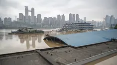 Sebuah pasar yang sebagian terendam air bah di bagian Chuqimen Sungai Yangtze di Kota Chongqing, China barat daya (18/8/2020). Kota Chongqing dilanda banjir parah. Status tanggap darurat Level I dikeluarkan pada Selasa (18/8) untuk pengendalian banjir. (Xinhua/Huang Wei)