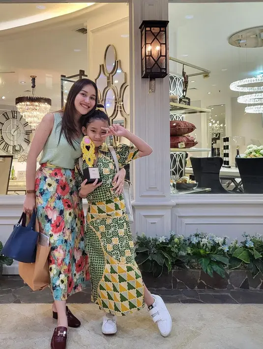 Tampak anak Ayu Ting Ting pernikahannya dengan Enji Baskoro itu memegang piala penghargaan yang baru saja didapatkan. [Instagram/ayutingting92]