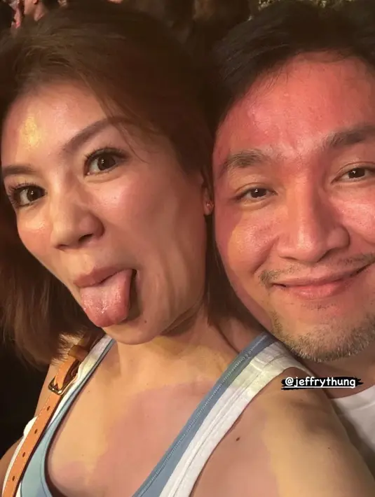Agatha Suci mengenakan tank top putih berlayer biru, yang hadir bersama sang suami Jeffry Thung yang mengenakan kaos putihnya. [@agatha_suci]