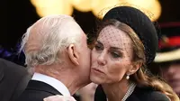 Kate Middleton&nbsp;cipika-cipiki dengan&nbsp;Raja Charles III saat mereka meninggalkan tempat itu setelah Misa Requiem, upacara pemakaman Katolik, untuk mendiang Katharine, Duchess of Kent, di Katedral Westminster di London pada 16 September 2025. (Jordan Pettitt/POOL/AFP)