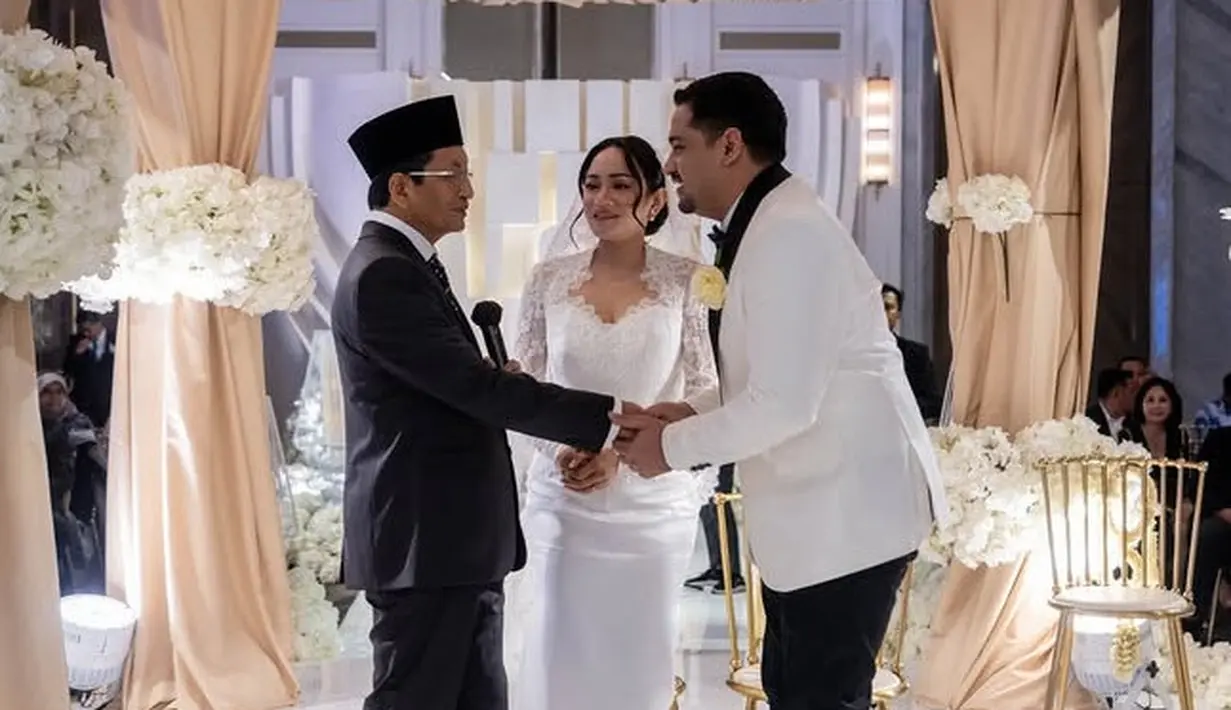 Kenia memilih tampil anggun dengan gaun putih panjang. Gaun tersebut memiliki siluet korset di bagian atas dan lace di bagian lengan. Rok panjang dress dibuat lurus polos berbahan satin. [@nasaruddin_umar]