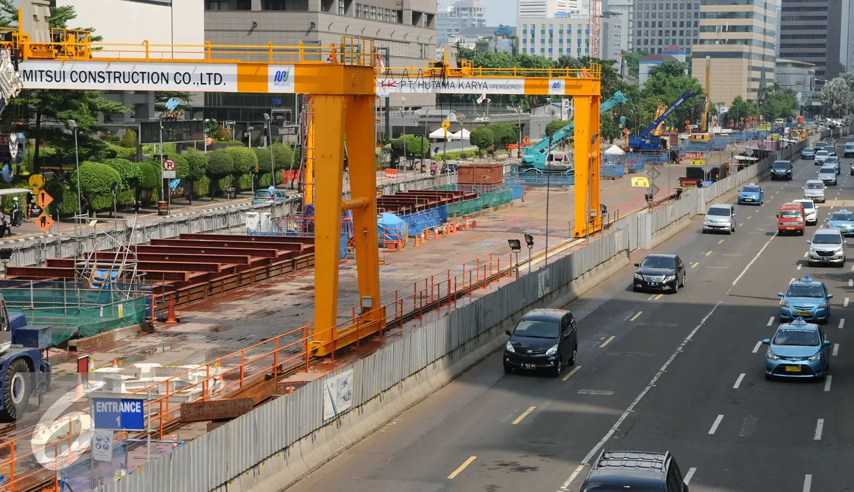 Sejumlah kendaraan melintas di Jalan MH Thamrin Jakarta, Jumat (1/1/2016). Usai perayaanpergantian tahun 2016, sejumlah ruas jalan protokol di Jakarta terlihat lengang. (Liputan6.com/Helmi Fithriansyah)