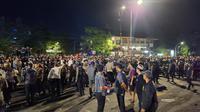 Polisi halau warga saat kericuhan demo Indonesia Gelap di Makassar (Liputan6.com/Fauzan)