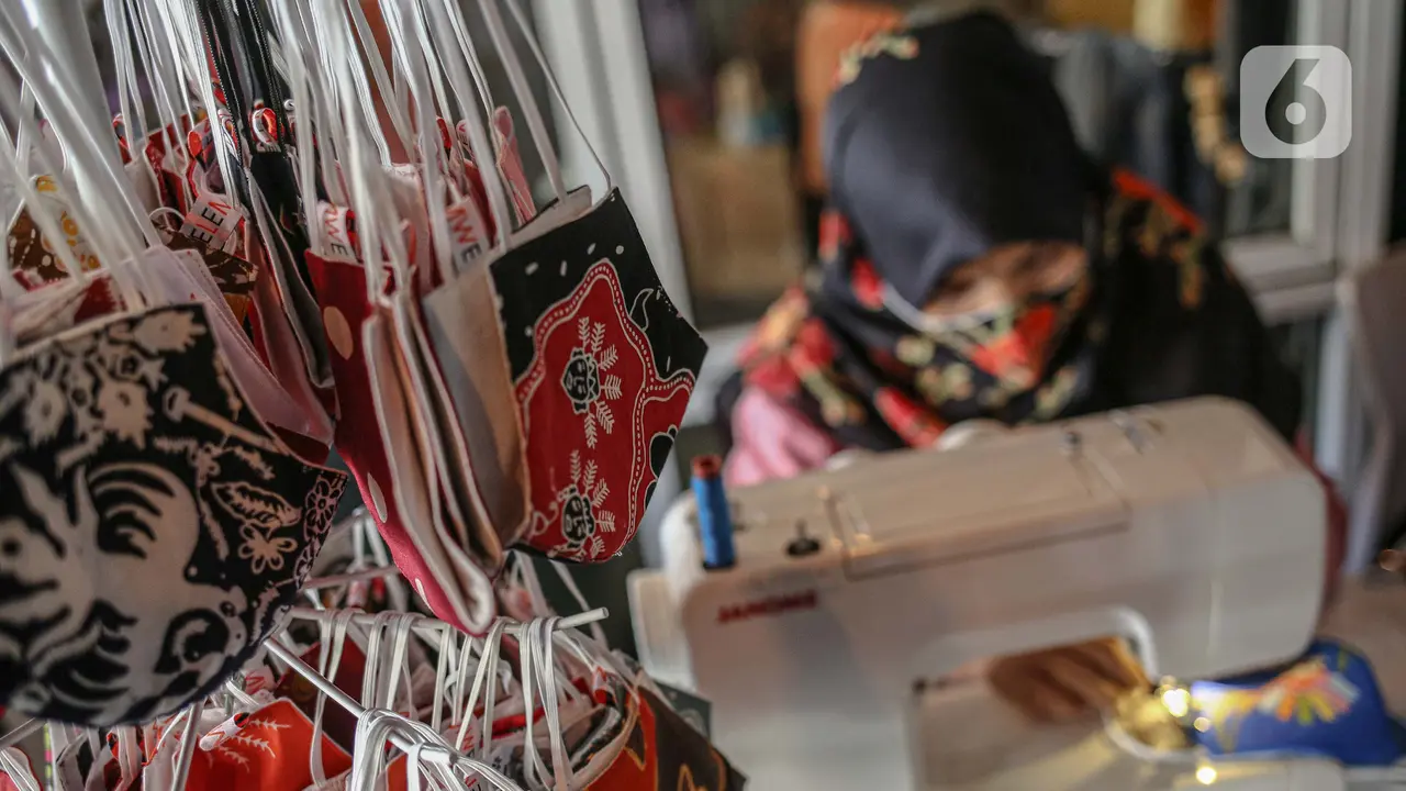 Melihat Pembuatan Masker Batik di Hari Batik Nasional 2020