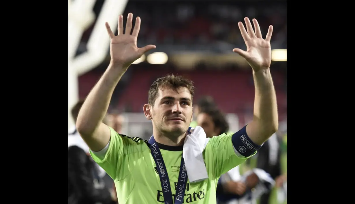  Casillas melambaikan tangan yang mengisyaratkan angka 10 sebagai simbol La Decima, di Estadio da Luz, Lisbon, Portugal, Minggu (25/5/2014) (AFP PHOTO/FRANCK FIFE)