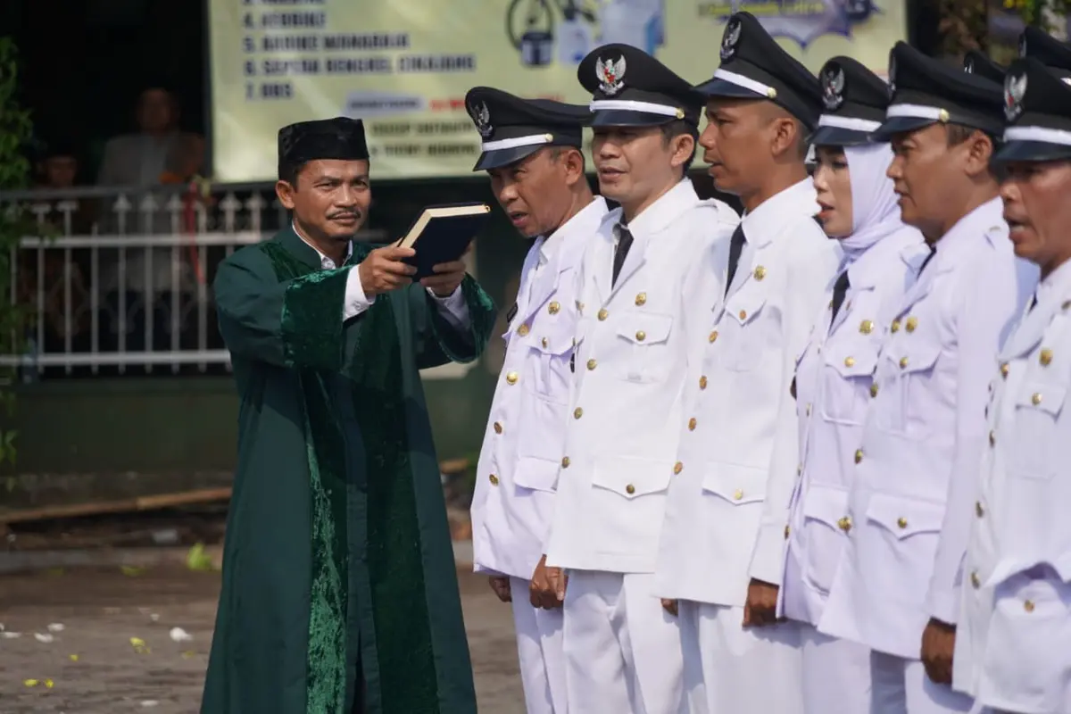 Sebanyak 89 Kepala Desa Terpilih menjalani sumpah jabatan dalam pelantikan di Sekretariat Daerah (Setda) Garut, Jawa Barat, hari ini.
